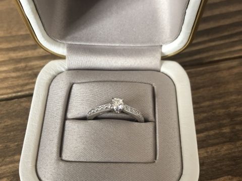 【ブシュロン(BOUCHERON)の口コミ】 結婚を考え始めた時、奥さんが
婚約指輪は自分で選びたいとの事で様々な店…