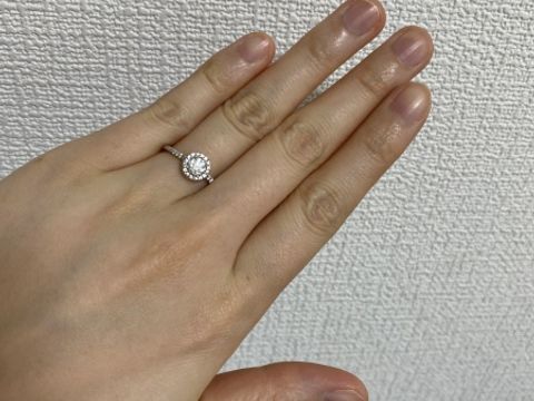 【BIJOUPIKO(ビジュピコ)の口コミ】 婚約指輪は特別な時にしかしないのでキラキラしたものがいいなと思い探し…