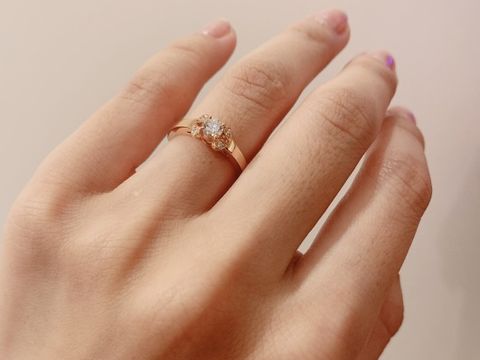 【カルティエ(Cartier)の口コミ】 もともと素材はピンクゴールドのものを探していました。一粒ダイヤのもの…