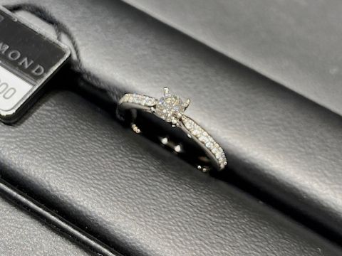 【ラザール ダイヤモンド(LAZARE DIAMOND)の口コミ】 ラザールダイヤモンドの虹色に輝くダイヤモンドを引き立たせるデザインの…
