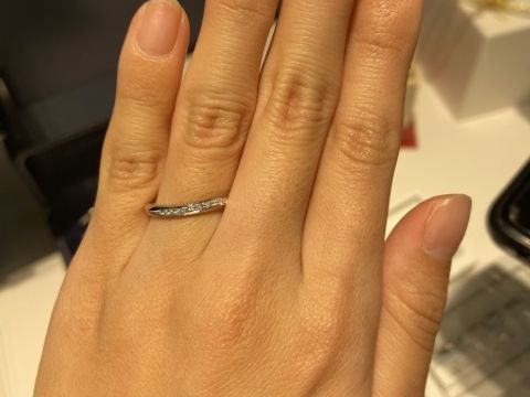 【銀座ダイヤモンドシライシの口コミ】 ストレートタイプとウェーブタイプの指輪で斜めにダイヤが入ったリングを…