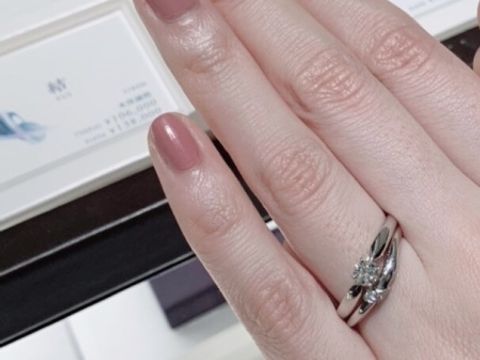 【俄(にわか)の口コミ】 どちらも婚約指輪がストレートタイプで、結婚指輪が指に沿った形になって…