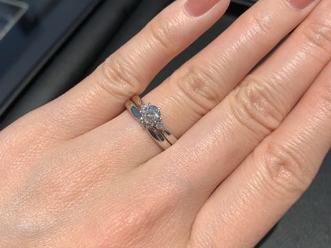 【エクセルコダイヤモンド(EXELCO DIAMOND)の口コミ】 婚約指輪は、ダイヤモンドが引き立つ素敵なデザインで一目惚れしました！…