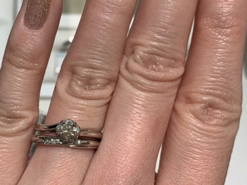 【銀座ダイヤモンドシライシの口コミ】 お花のデザインという事で、どの角度から見ても可愛らしく女性らしいデザ…