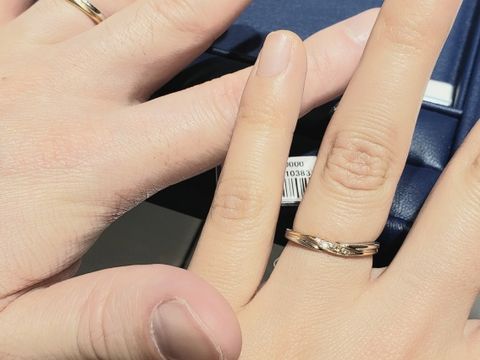 【銀座ダイヤモンドシライシの口コミ】 デザインはシンプルですが、プラチナ×イエローゴールド（ピンクゴー…