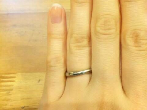 【4℃ BRIDAL(ヨンドシーブライダル)の口コミ】 指輪を選ぶ決め手として、
・婚約指輪と一緒にはめても、違和感がないこと…