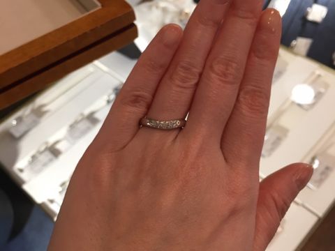 【ROYAL ASSCHER(ロイヤル・アッシャー)の口コミ】 シンプルなプラチナと、ダイヤモンドの美しさが印象的なリングでした。
ダ…