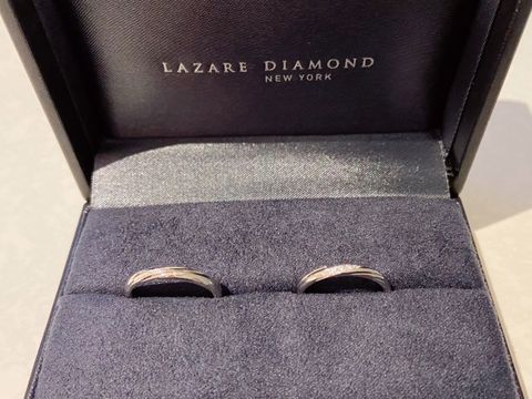 【ラザール ダイヤモンド(LAZARE DIAMOND)の口コミ】 ストレートタイプの指輪をいろいろ試着した結果、斜めにダイヤモンドのラ…