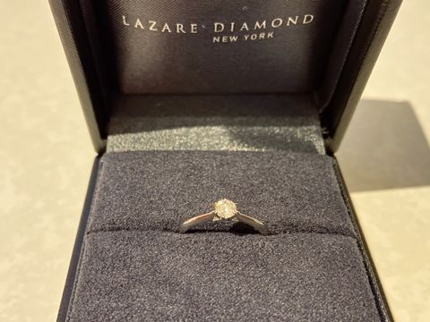 【ラザール ダイヤモンド(LAZARE DIAMOND)の口コミ】 結婚指輪との重ね付けを想定していたので、ストレートタイプでシンプルな…