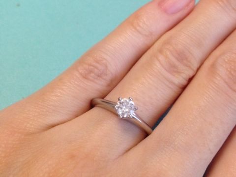 【ティファニー(Tiffany & Co.)の口コミ】 婚約指輪の王道と言えばティファニーだと昔から憧れがありました。
その中…