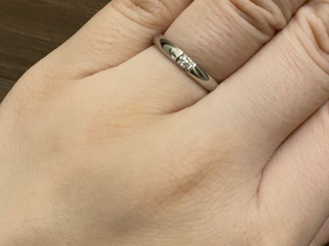 【銀座ダイヤモンドシライシの口コミ】 シンプルなプラチナのデザインにダイヤを追加して作りました！内側も丸く…
