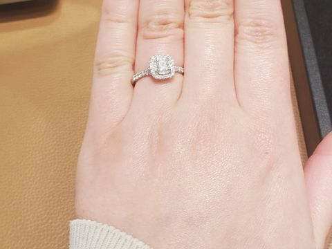 【ティファニー(Tiffany & Co.)の口コミ】 クッションカットに惹かれて見せていただきました。
センターストーンのま…