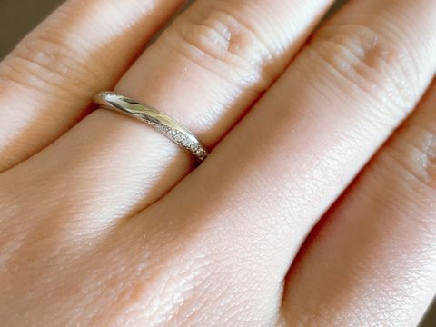 【4℃ BRIDAL(ヨンドシーブライダル)の口コミ】 婚約指輪と一緒に着けたかったのでシンプル＋細めの結婚指輪を選びました…