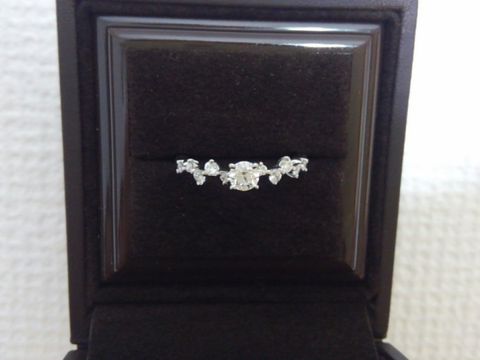 【アイプリモ(I-PRIMO)の口コミ】 結婚指輪と一緒に選んだのですが、結婚指輪をシンプルな物にしようと決め…