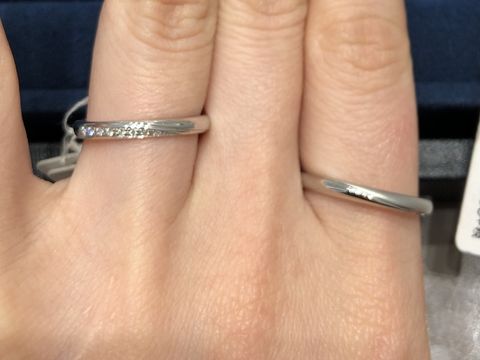 【4℃ BRIDAL(ヨンドシーブライダル)の口コミ】 左右対称じゃない個性的なデザインに惹かれました。
お揃いのラインで、男…