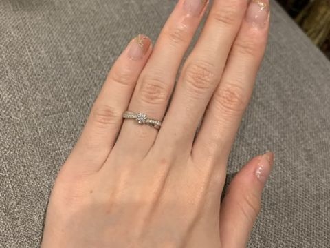 【ヴァンドーム青山(VENDOME AOYAMA)の口コミ】 通常の婚約指輪は石が1個のみという形が定番ですが、中央から流れるような…