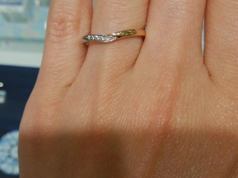 【nocur(ノクル)の口コミ】 V字のピンクゴールドとプラチナのコンビネーションリングです。他であまり…