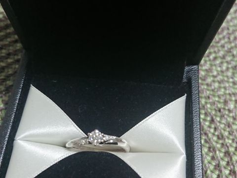 【エクセルコダイヤモンド(EXELCO DIAMOND)の口コミ】 左下から右上にかけて、流れ星のように煌めくラインが、センターダイヤモ…