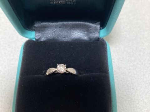 【ティファニー(Tiffany & Co.)の口コミ】 元々ティファニーの婚約指輪に憧れがあり、デザインも気にいるものがあり…