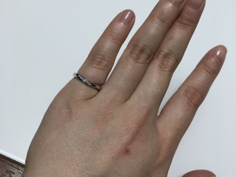 【4℃ BRIDAL(ヨンドシーブライダル)の口コミ】 ゆるやかなV字で、柔らかい印象になるところが気に入りました。
はじめは…