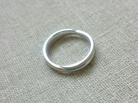 【gem clover(ジェムクローバー)の口コミ】 夫婦ともに派手なものは好まないため石はなしで、あまり幅があるのも、仕…