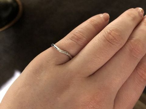 【Flowaves(フロウェーブス)の口コミ】 細身で、ゆるやかな曲線が美しいです。
ダイヤモンドもささやかで主張しす…