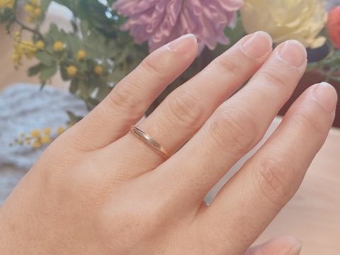 【4℃ BRIDAL(ヨンドシーブライダル)の口コミ】 国内ブランドらしい細身で繊細な作りが気に入りました。両サイドにダイヤ…