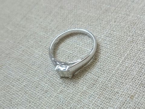 【gem clover(ジェムクローバー)の口コミ】 滑らかに隆起したヘッドのデザインと四つ置かれた石のドットのようなデザ…