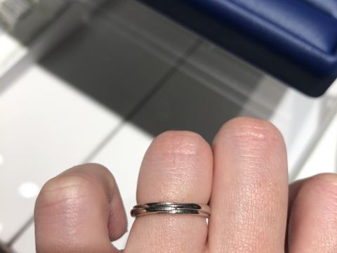 【銀座ダイヤモンドシライシの口コミ】 シンプルで石の付いてないもので、デザインのある指輪を探していたところ…
