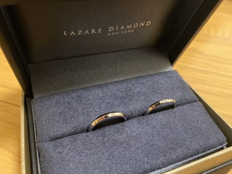 【ラザール ダイヤモンド(LAZARE DIAMOND)の口コミ】 指輪のデザインとカラーリング。
シンプルすぎる指輪はあまり好みではなく…
