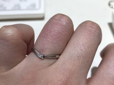 【俄(にわか)の口コミ】 一番の決め手は、シンプルだけどこだわりの有る指輪のデザインが気に入っ…