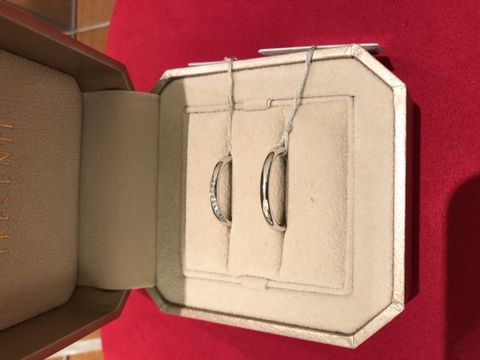 【TRECENTI(トレセンテ)の口コミ】 ストレートで斜めにダイヤモンドがデザインされたものに惹かれました。
正…