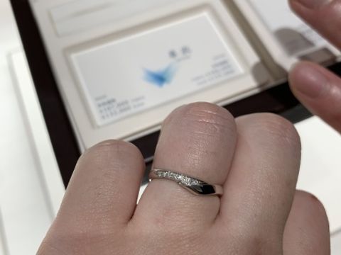 【俄(にわか)の口コミ】 しっかりとした厚みがあり、歳を重ねても変わらず愛用できそうなデザイン…