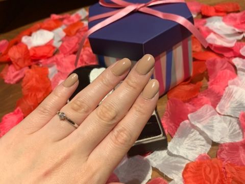 【アイプリモ(I-PRIMO)の口コミ】 シンプルでいて、しっかりしたダイヤがついていて華やか。私の相手は普段…