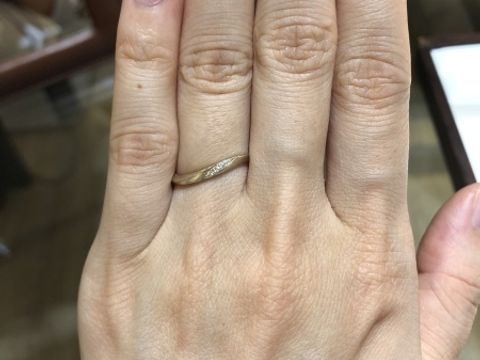 【杢目金屋(もくめがねや)の口コミ】 斜めにダイヤモンドが入るデザインを探していました。お店の名前通りうっ…