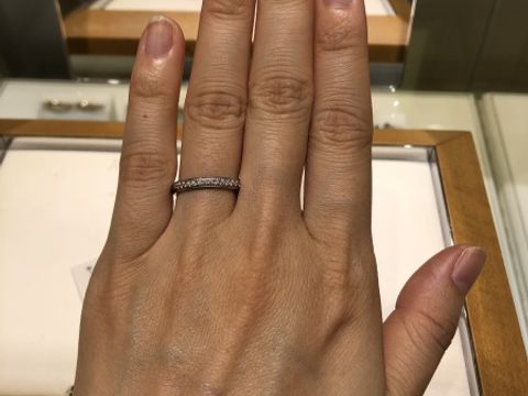 【STAR JEWELRY(スタージュエリー)の口コミ】 ハーフエタニティのリングも探していて、こちらのものはダイヤモンドの上…