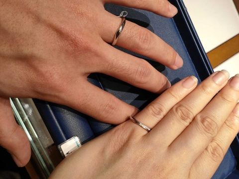 【銀座ダイヤモンドシライシの口コミ】 新婦側の指輪は、繊細なデザインながらダイヤの煌めきもあり、華やかな印…