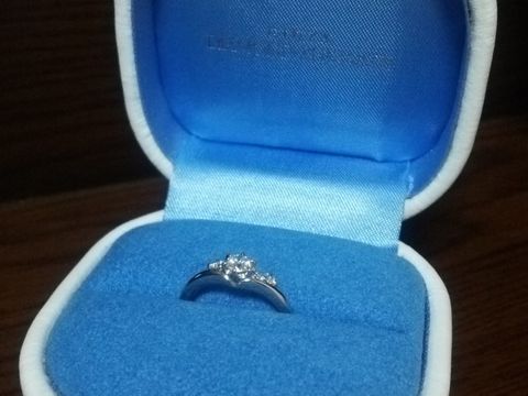 【銀座ダイヤモンドシライシの口コミ】 色々なデザインの指輪を見せて頂き、いくつもの指輪を試着して自分に似合…