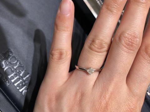 【ROYAL ASSCHER(ロイヤル・アッシャー)の口コミ】 一石のシンプルな指輪でありながら、ロイヤルアッシャーカット(0.3ct)の丸…