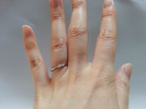 【銀座ダイヤモンドシライシの口コミ】 シンプルでダイヤも小ぶりですがちゃんとキラキラ輝いています。ダイヤが…