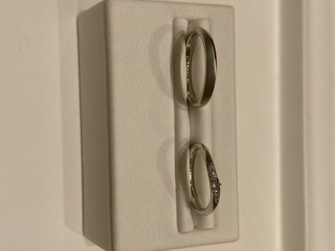 【festaria VOYAGE(フェスタリア ボヤージュ)の口コミ】 男性用はシンプルで、マット加工されています。女性用はウェーブで、中央…