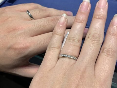 【銀座ダイヤモンドシライシの口コミ】 キラキラした結婚指輪が欲しくてアマリーにしました。
指にはめた時のあた…