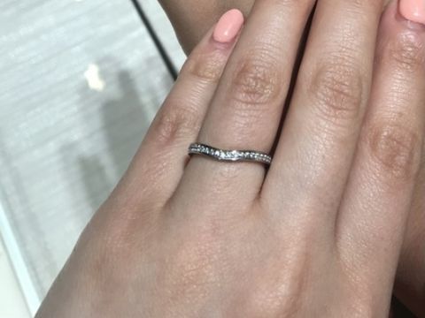 【ティファニー(Tiffany & Co.)の口コミ】 ダイヤの輝きが魅力的で、華奢なリングに惹かれました。
緩やかなカーブが…
