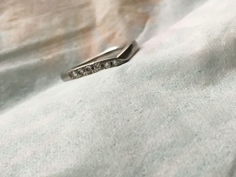 【ROYAL ASSCHER(ロイヤル・アッシャー)の口コミ】 先に購入した婚約指輪と重ね付けをしたかったため、同じくロイヤルアッシ…