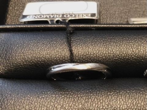 【エクセルコダイヤモンド(EXELCO DIAMOND)の口コミ】 プラチナの結婚指輪です。
ゆるやかにカーブがかかったような形になってい…