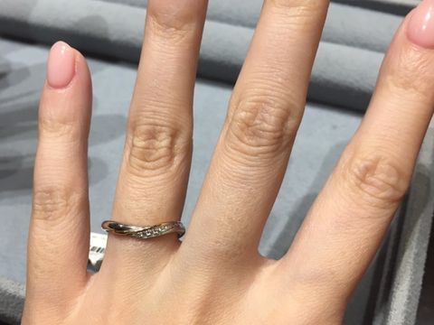 【ケイウノ ブライダル(K.UNO BRIDAL)の口コミ】 シンプルな中にもデザインがあって華やかです。私の指にはVデザインが似合…