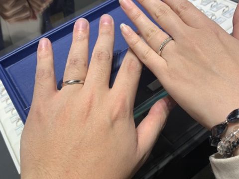 【銀座ダイヤモンドシライシの口コミ】 このデザインは妻の指に合っており、指が綺麗に見えました。
妻もダイヤモ…