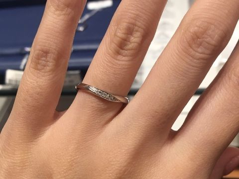 【銀座ダイヤモンドシライシの口コミ】 動きのあるデザインを探していました。このウェーブはVデザインに近く、銀…