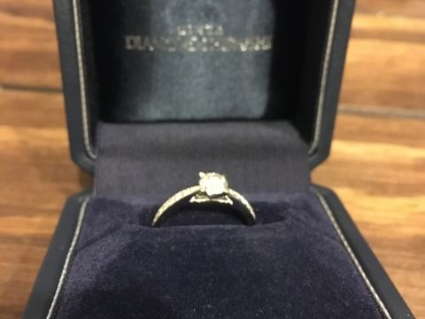 【銀座ダイヤモンドシライシの口コミ】 メインのダイヤモンドだけでなく、その周りにも小さめのダイヤモンドが複…