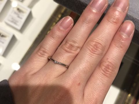 【銀座ダイヤモンドシライシの口コミ】 Vラインの指が細く見える指輪です。ダイアモンドの位置もあり、ハートのよ…